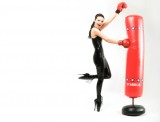 Kobieta w latexie, worek treningowy, boks