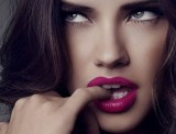 Adriana Lima, różowe usta, szare oczy