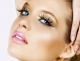 Niebieskie oczy, różowe usta, makeup