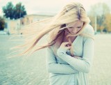 Blondynka, sweter, wiatr