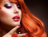 Rude włosy, make up, piękna kobieta