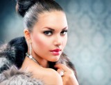 Kobieta, makeup, spięte włosy, kolczyki