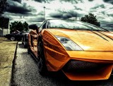 Pomarańczowe Lamborghini Gallardo na ulicy